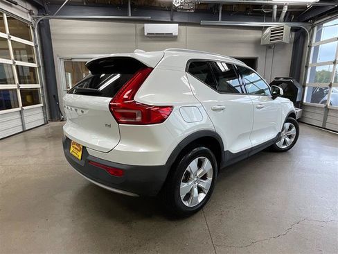 Used 2021 Volvo XC40 T4 Momentum FWD image 5