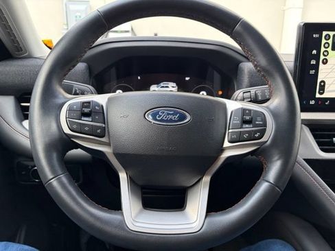 Used 2025 Ford Explorer Active RWD image 19