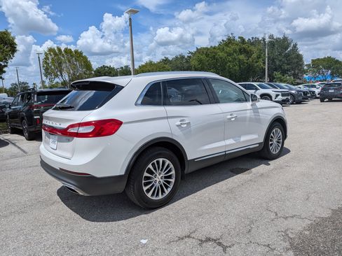 Used 2017 Lincoln MKX Select w/ Select Plus Package AWD/4WD image 4