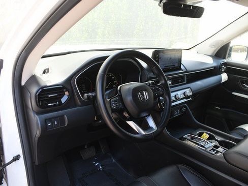 Used 2025 Honda Pilot Touring image 14