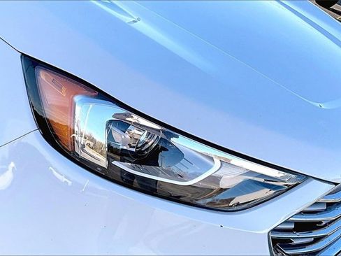 Used 2021 Ford Edge SE image 32