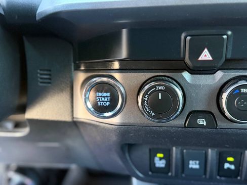 Used 2021 Toyota Tacoma TRD Off-Road w/ Technology Package AWD/4WD image 16
