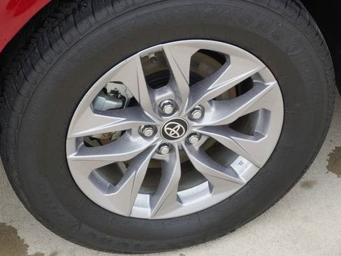 Used 2025 Toyota Sienna XLE FWD image 11