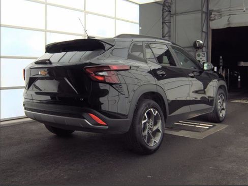 Used 2025 Chevrolet Trax LT w/ LT Convenience Package FWD image 3