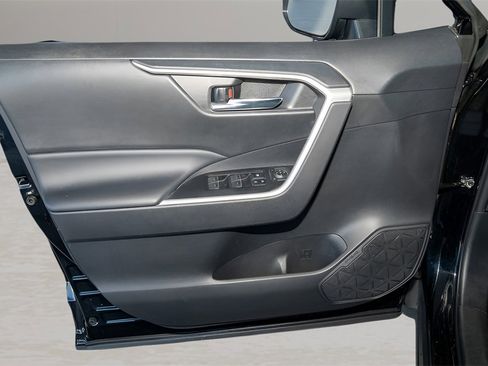 Used 2022 Toyota RAV4 XLE Premium image 16