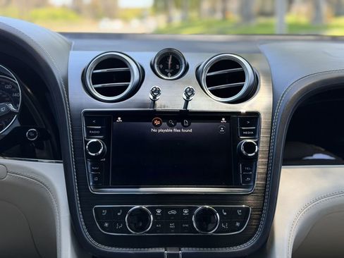Used 2017 Bentley Bentayga AWD/4WD image 30