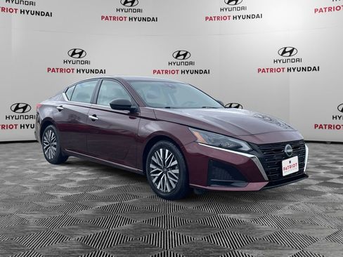 Used 2024 Nissan Altima 2.5 SV FWD image 1