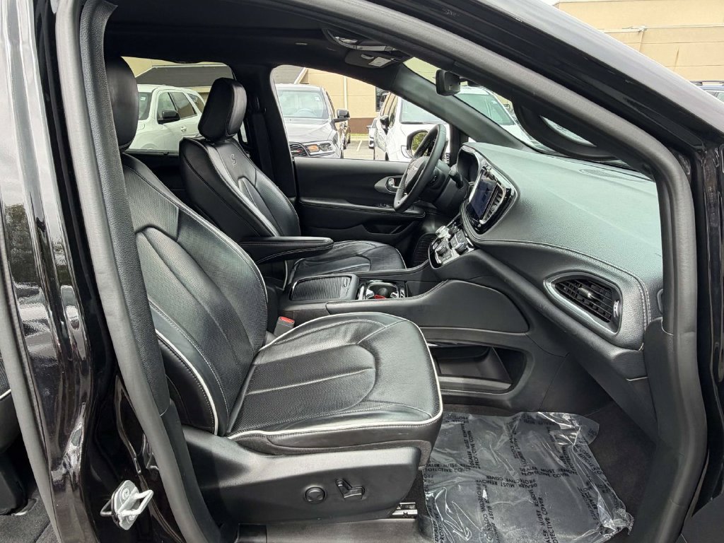 Used 2025 Chrysler Pacifica Limited FWD image 9