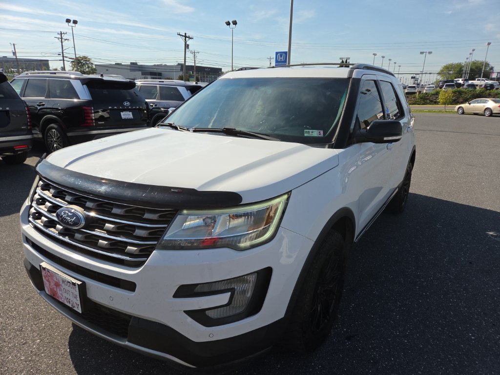 Used 2016 Ford Explorer XLT w/ Equipment Group 202A AWD/4WD image 3