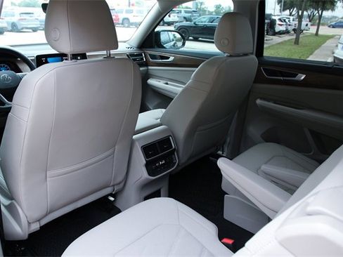 Certified 2025 Volkswagen Atlas SE image 30