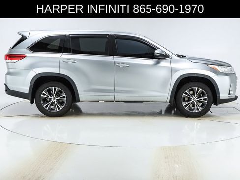 Used 2018 Toyota Highlander LE image 11