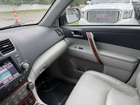 Used 2011 Toyota Highlander Limited w/ Tow Pkg AWD/4WD image 21