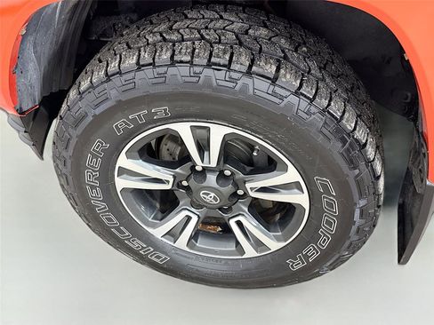 Used 2018 Toyota Tacoma TRD Sport image 31