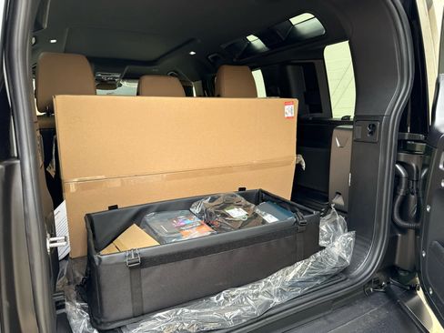 New 2026 Land Rover Defender 110 X-Dynamic SE AWD/4WD image 18