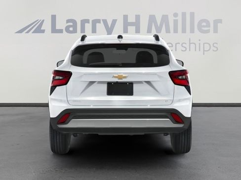 Used 2025 Chevrolet Trax LT w/ LT Convenience Package image 13
