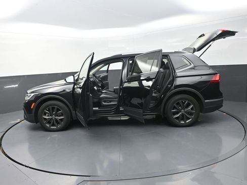 Used 2023 Volkswagen Tiguan SE w/ Panoramic Sunroof Package AWD/4WD image 32