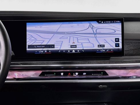 Used 2023 BMW i7 xDrive60 AWD/4WD image 13