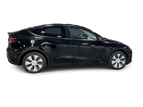 Certified 2023 Tesla Model Y AWD image 7