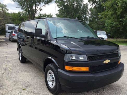 Used 2021 Chevrolet Express 2500 w/ Driver Convenience Package RWD image 4