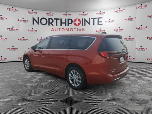 Used 2026 Chrysler Pacifica Select AWD/4WD image 4