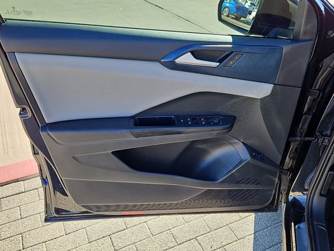 Certified 2022 Volkswagen Taos SE w/ Panoramic Sunroof Package image 12