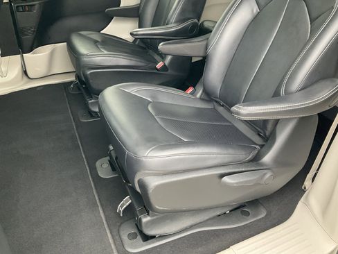 Used 2023 Chrysler Pacifica Touring-L image 34