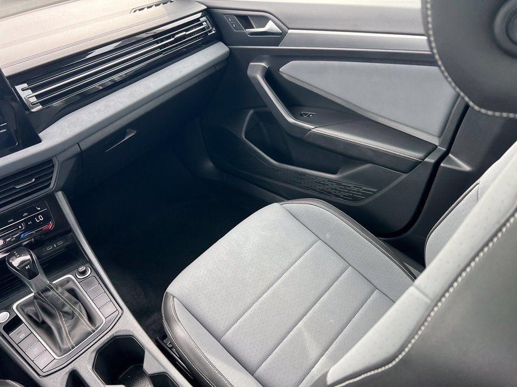 Used 2025 Volkswagen Jetta SE FWD image 13