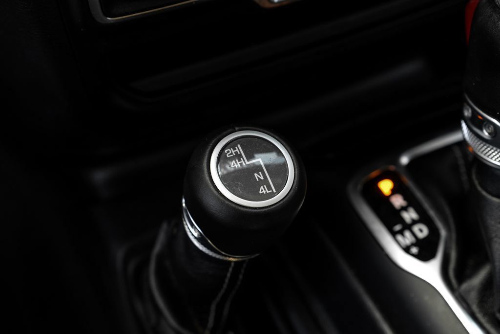 Used 2020 Jeep Wrangler Unlimited Sahara AWD/4WD image 32
