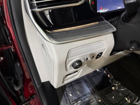 Used 2022 Jeep Wagoneer Series III w/ Premium Group I AWD/4WD image 14
