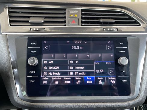 Certified 2023 Volkswagen Tiguan SE w/ Panoramic Sunroof Package FWD image 3