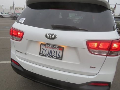 Used 2017 Kia Sorento LX w/ LX Convenience Package image 12