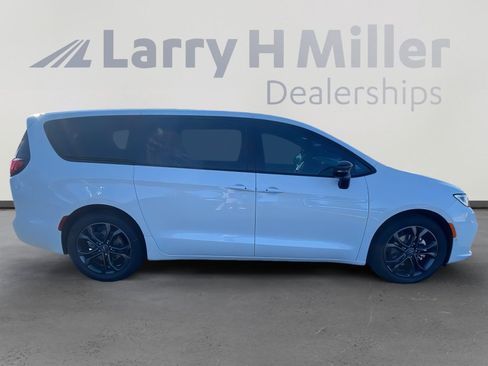 New 2026 Chrysler Pacifica Select image 6