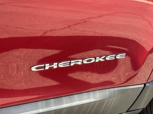 Used 2017 Jeep Cherokee Limited w/ Luxury Group image 28