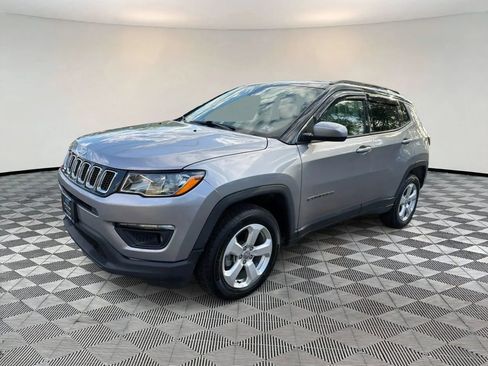 Used 2018 Jeep Compass Latitude w/ Popular Equipment Group AWD/4WD image 3