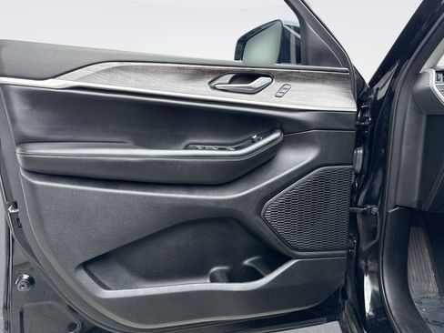 Used 2023 Jeep Grand Cherokee Limited w/ Luxury Tech Group II image 9