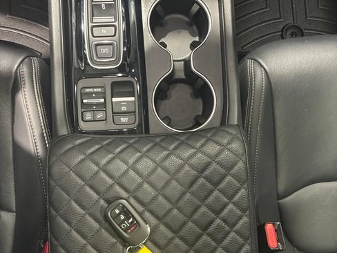 Used 2025 Honda Pilot Touring image 16