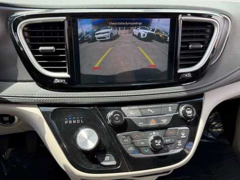 Used 2023 Chrysler Pacifica Touring-L FWD image 24
