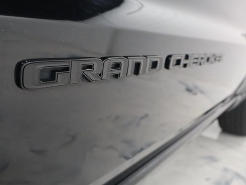 Used 2017 Jeep Grand Cherokee Altitude AWD/4WD image 12