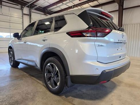 Used 2025 Nissan Rogue SV FWD image 3
