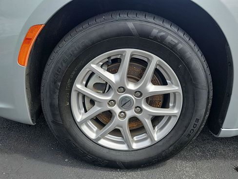 Used 2024 Chrysler Pacifica Touring-L FWD image 10