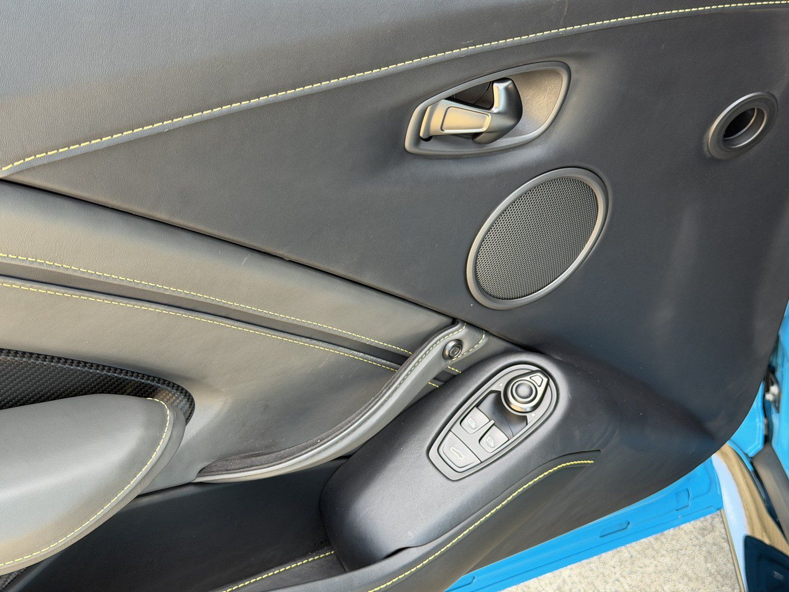 Used 2023 Aston Martin V8 Vantage Coupe RWD image 24