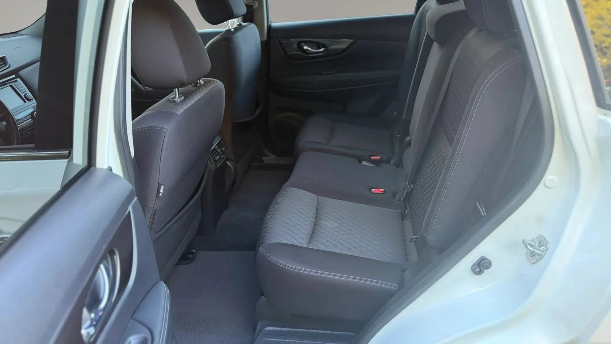Used 2018 Nissan Rogue SV AWD/4WD image 16