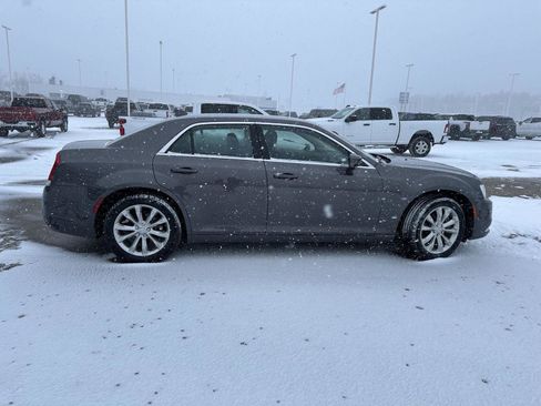 Used 2022 Chrysler 300 Touring image 11