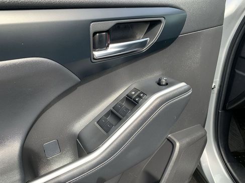 Used 2024 Toyota Highlander XLE image 16