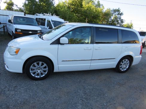 Used 2013 Chrysler Town & Country Touring image 35