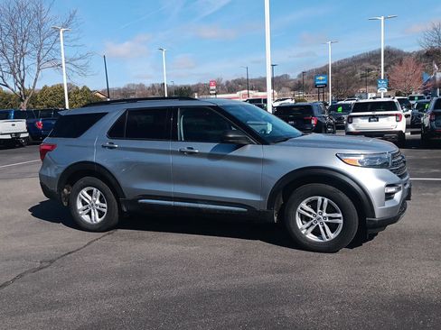 Used 2024 Ford Explorer XLT w/ Equipment Group 202A image 2