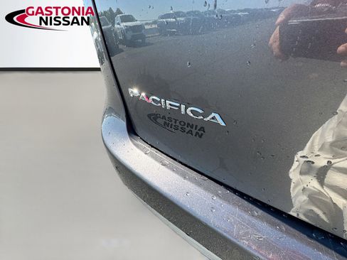 Used 2023 Chrysler Pacifica Touring-L FWD image 43