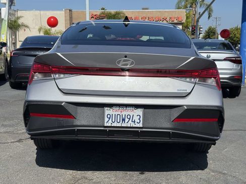 Used 2025 Hyundai Elantra Hybrid FWD image 12
