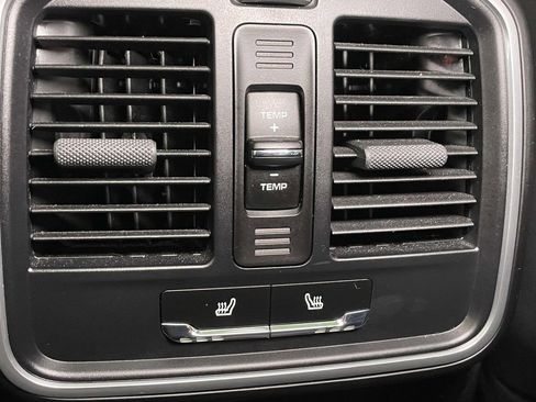 Used 2022 Porsche Macan image 25