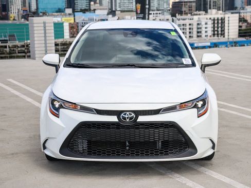 Used 2021 Toyota Corolla LE image 2